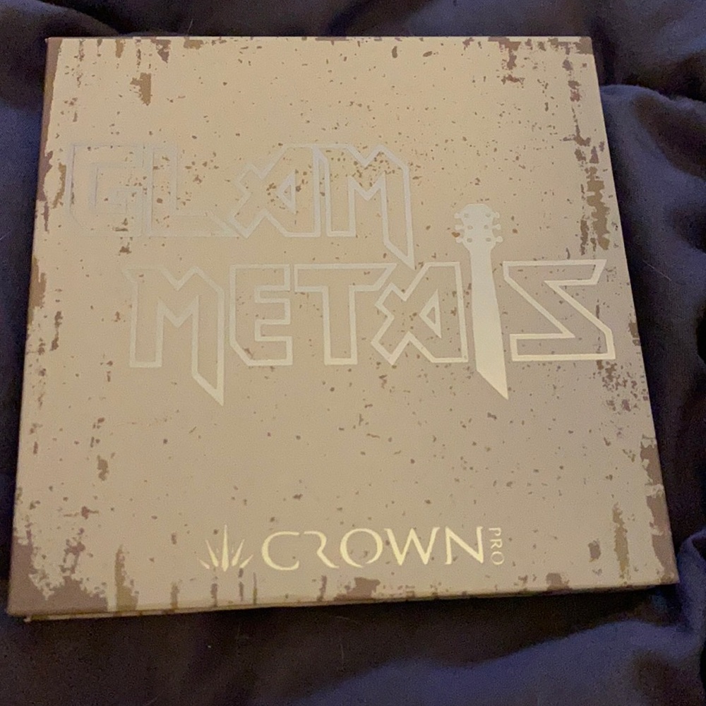 Crown Glam metals eyeshadow Pallet
